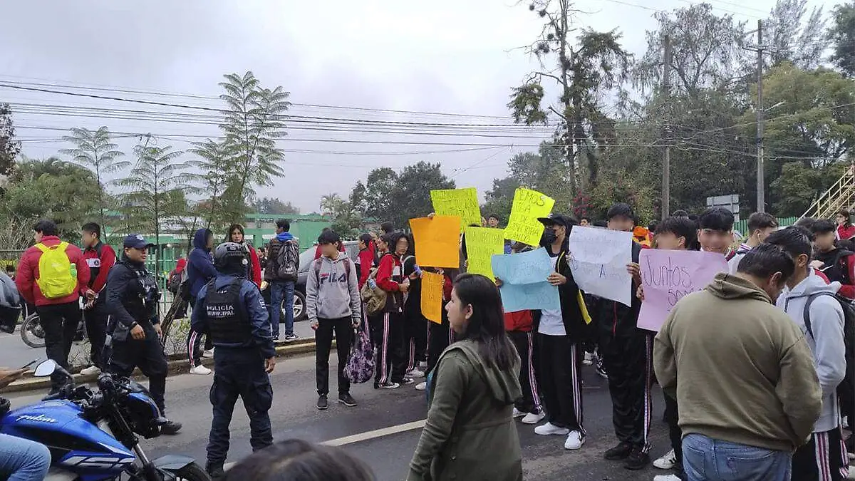 Estudiantes bloquearon bulevar Xalapa Coatepec